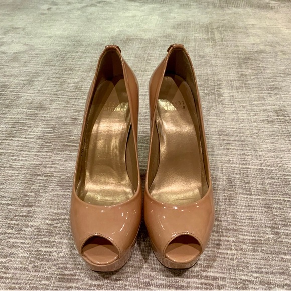 Stuart Weizmann nude patent leather peep toe pump - Picture 2 of 6